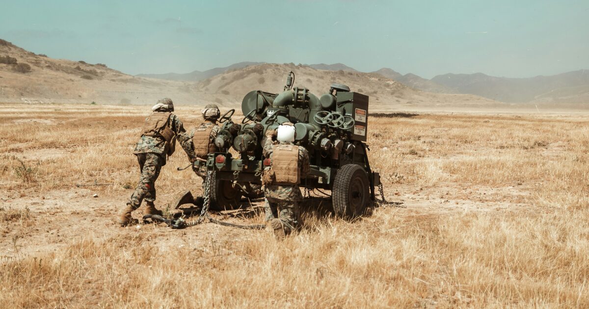 乾燥地帯で火砲を設置する兵士たちの訓練風景
