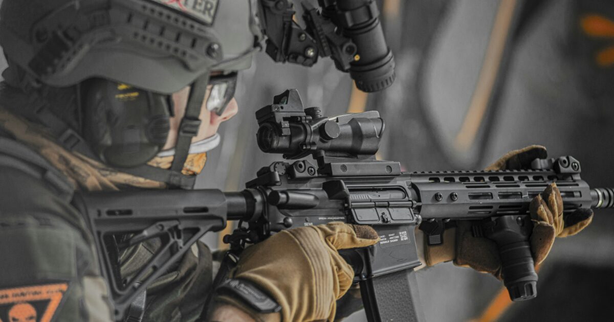 光学照準器付きライフルを構える特殊部隊員のクローズアップ