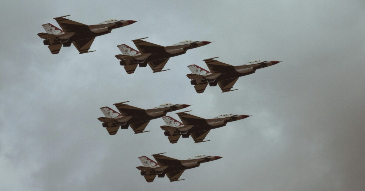 編隊飛行を行う戦闘機チームの航空ショー