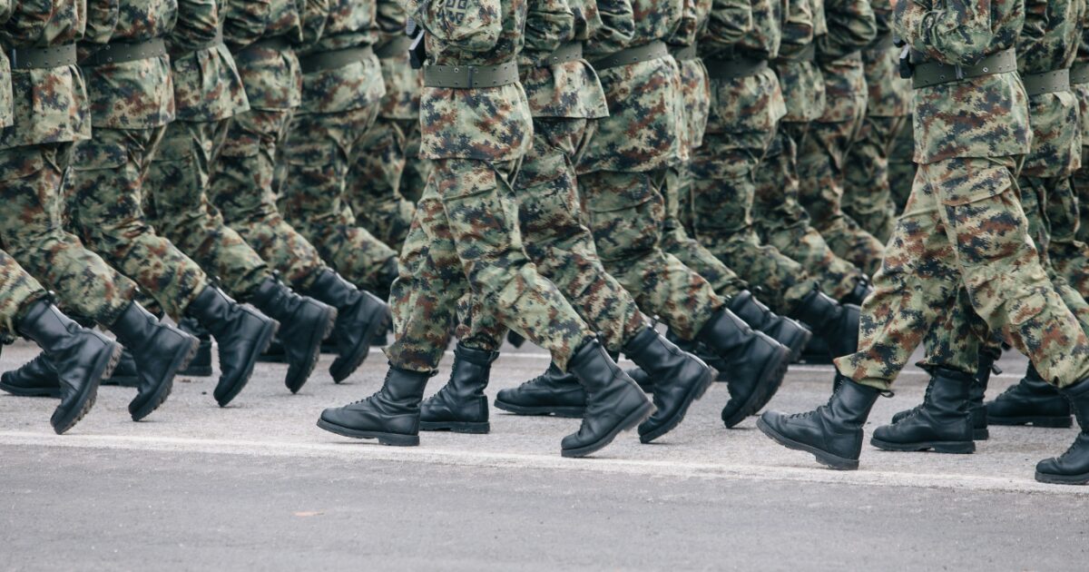 迷彩服の兵士たちが整列して行進する軍事パレード